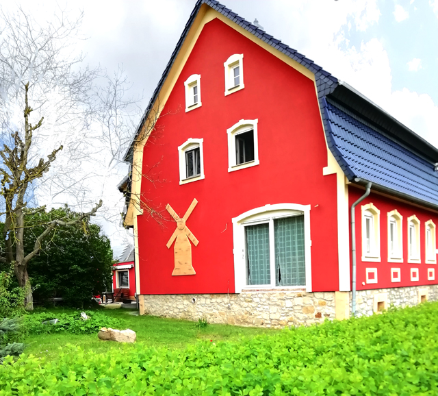 Hausgiebel mit Windmühlenmotiv